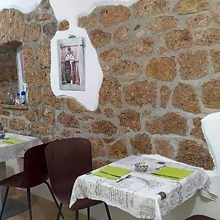 Le Larie Oda ve Kahvaltı 3*